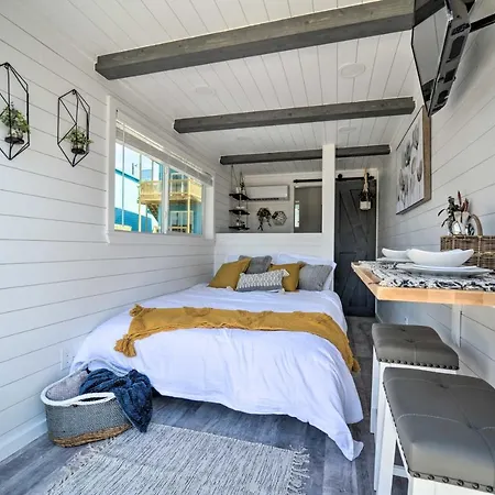Modern Studio With Mtn Views And Lake On-Site!